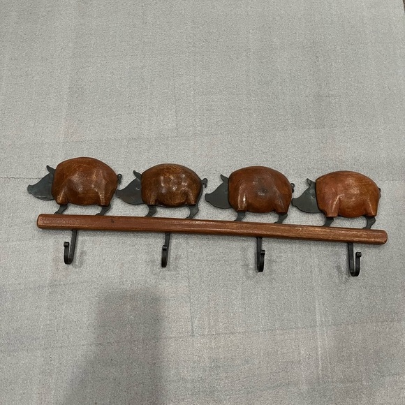 Pier 1 Carved Wood and Metal Pig Wall Rack With 4 Hooks Country Farmhouse - Picture 1 of 5